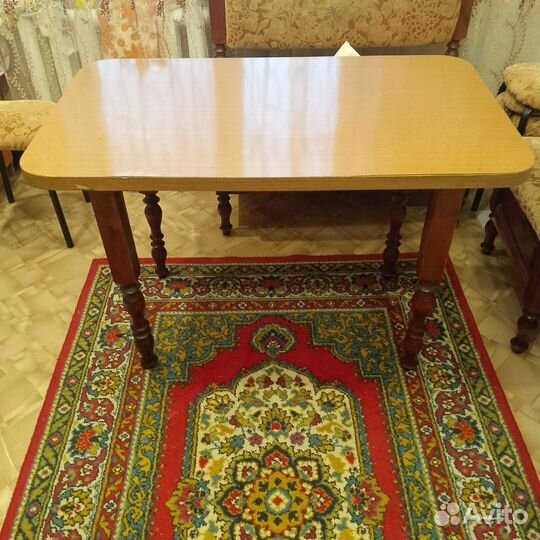 Кухонный стол и уголок