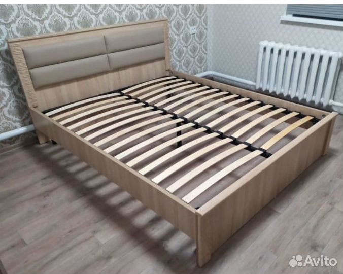 Кровать двухспальная с матрасом