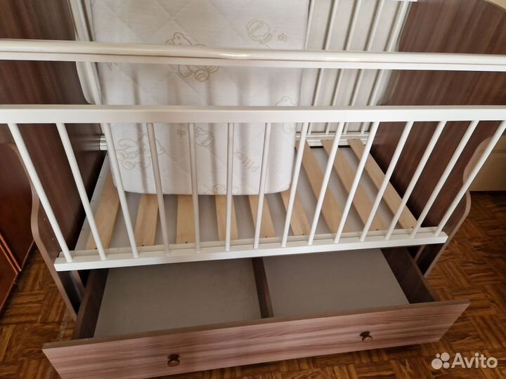 Детская кроватка с поперечным маятником