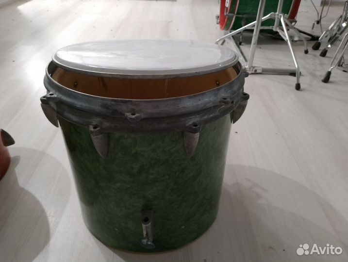 Напольный том