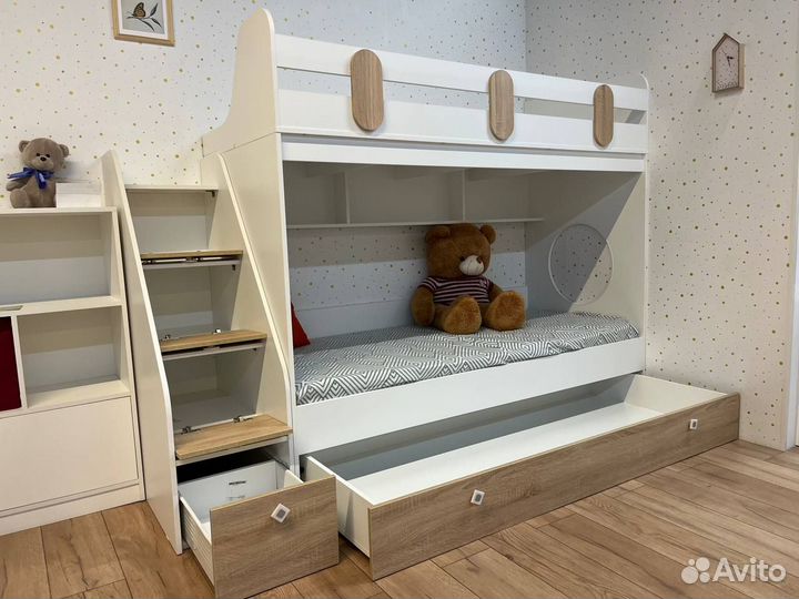 Двухъярусная кровать детская три спальных места