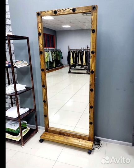 Гримерное зеркало с лампочками