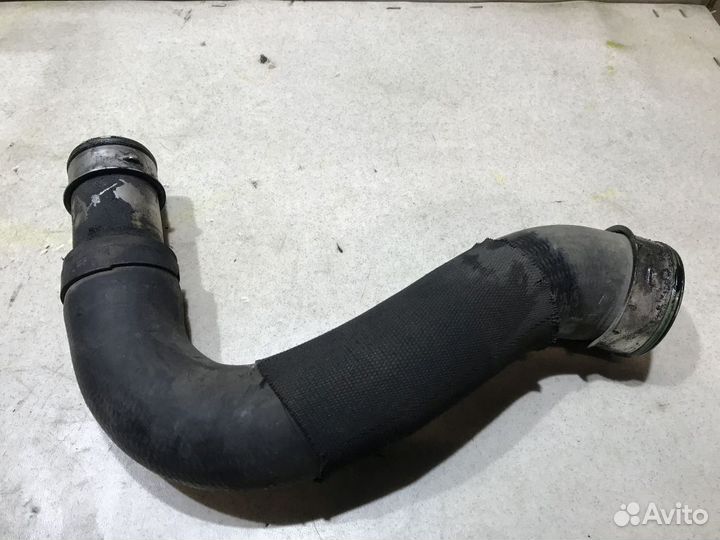 7L6145822B Патрубок интеркулера VW Touareg 1