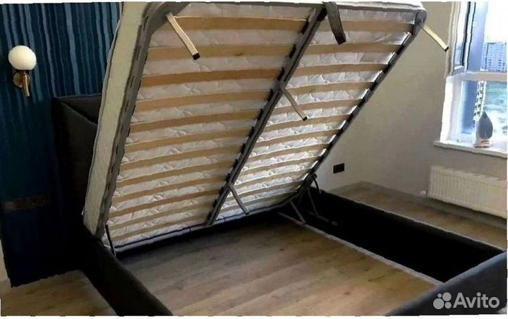 Кровать с мягким изголовьем