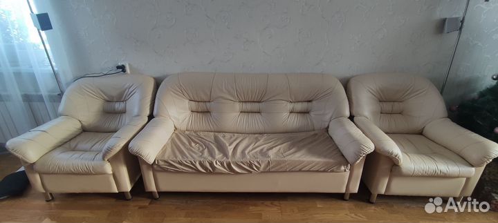Кожаный диван и 2 кресла