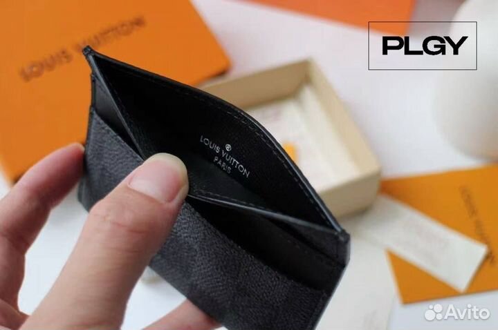 Louis Vuitton: картхолдер в фирменном стиле