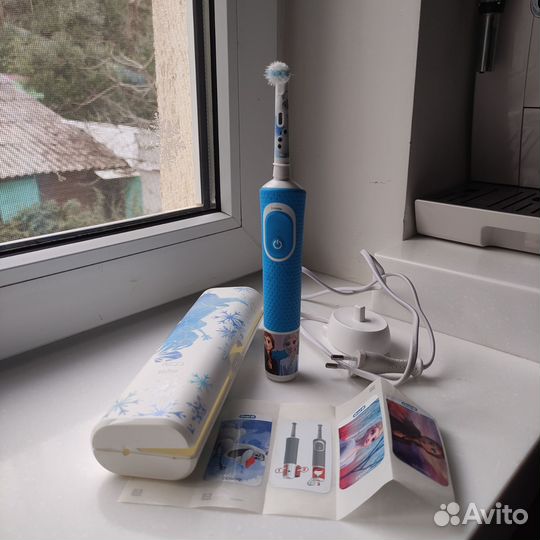 Детская электрическая зубная щётка oral-b с чехлом