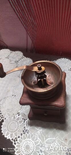 Медная турка и ручная кофемолка
