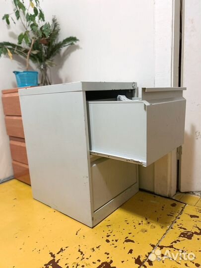 Тумба металлическая с выдвижными ящиками