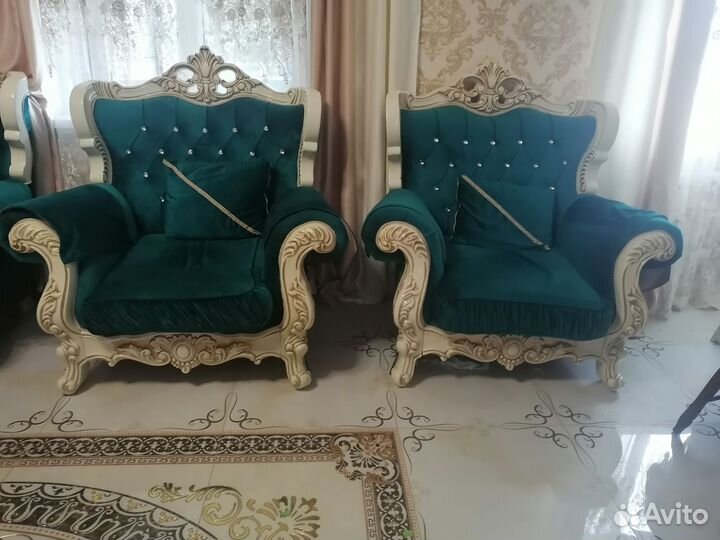 Диван с двумя креслами