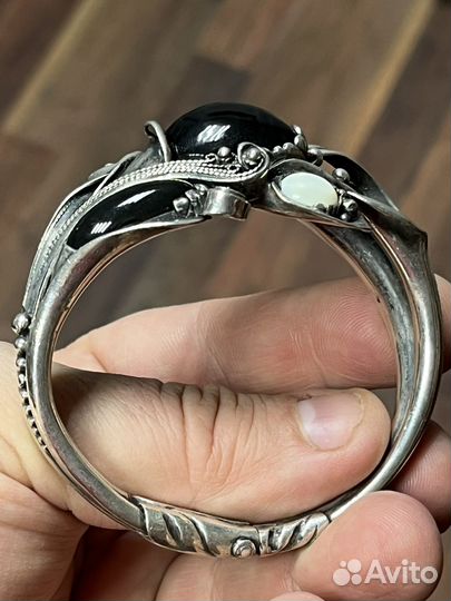 Серебряный браслет с камнями