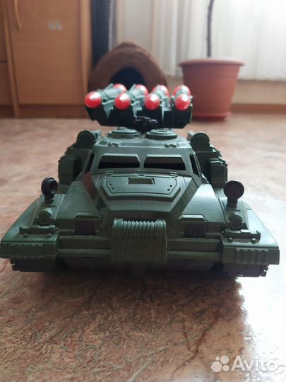 Танк игрушечный пластиковый