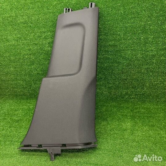 Обшивка центральной стойки правая нижняя 5C6867292