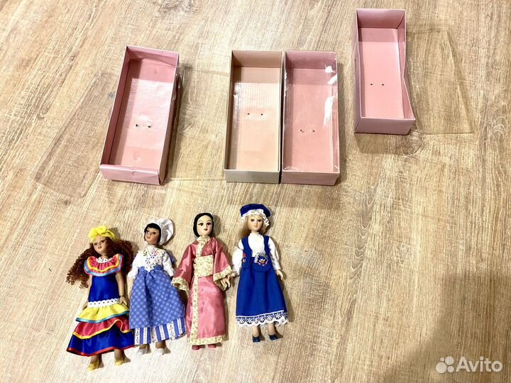 Фарфоровые куклы в национальных костюмах