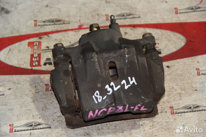 Суппорт перед лево c Toyota Sienta NCP81G 1NZ-FE