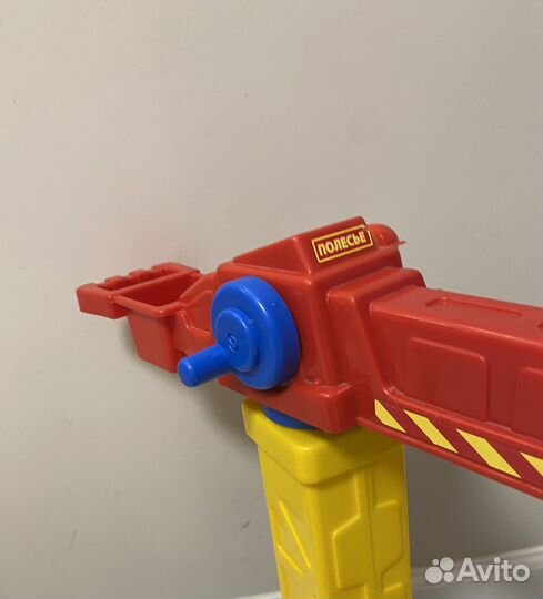 Большой игрушечный кран с машинкой