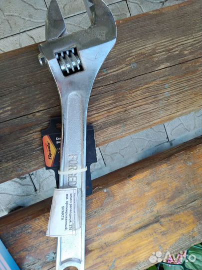 Разводной ключ и отрезные диски по бетону