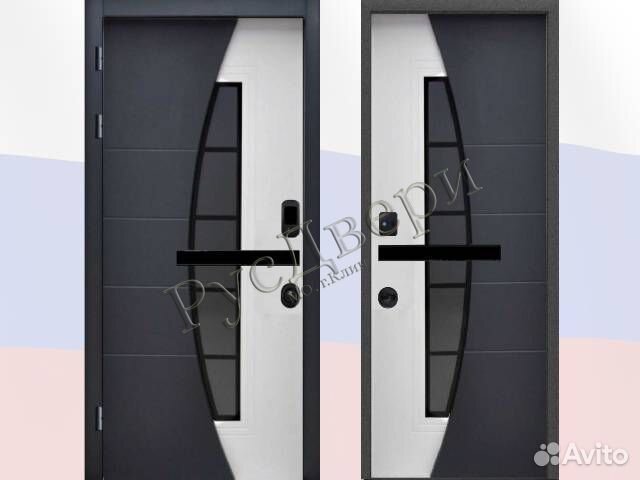 Входная дверь с горизонтальной ручкой
