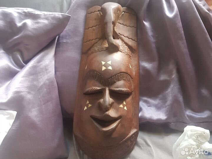 Маска из красного дерева Африка