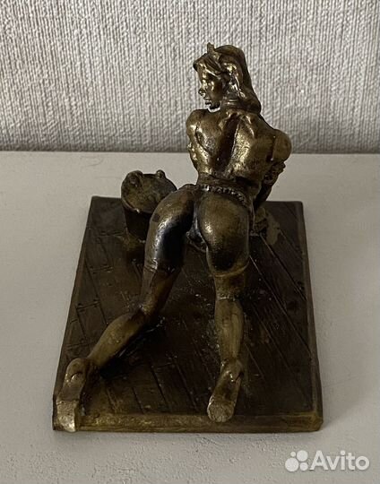 Бронзовая статуэтка Девушка Ню