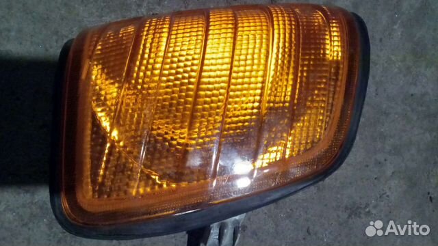 Поворотник правый мерседес 124