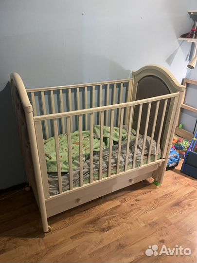 Детская кроватка с маятником и ящиком
