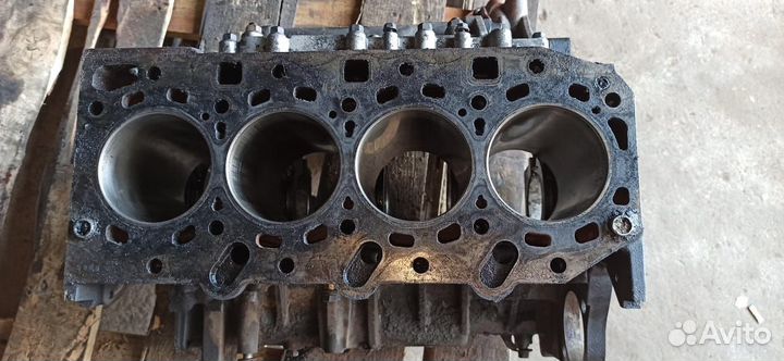 Блок цилиндров Hyundai Grand Starex TQ D4CB 21100