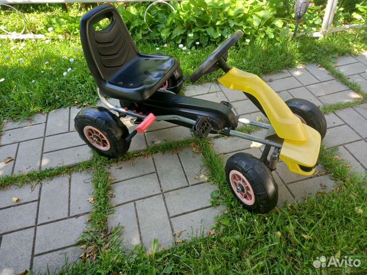 Детский автомобиль на педалях