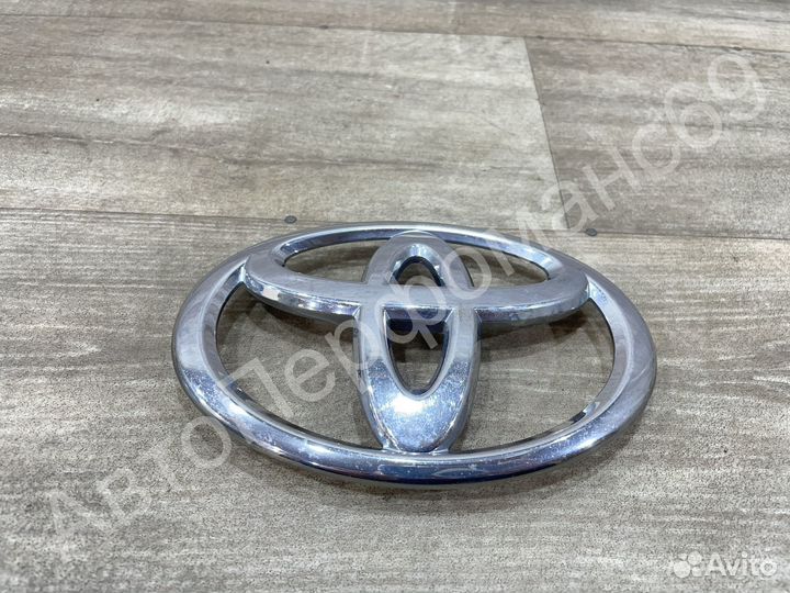 Эмблема передняя Toyota Camry 50 (2011-2017)