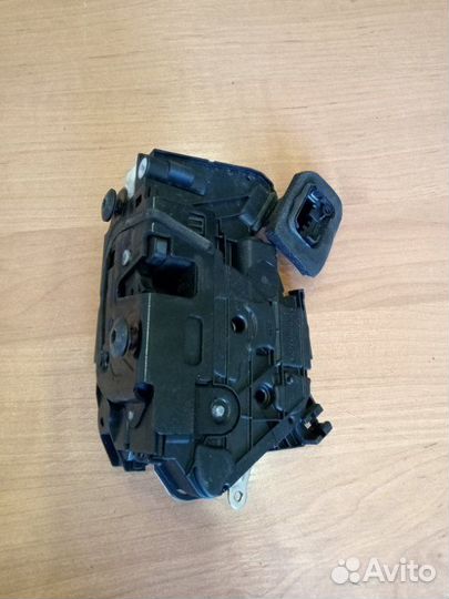 Замок двери передний левый Volkswagen Polo хетчбек