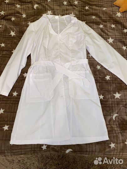 Белый медицинский халат женский