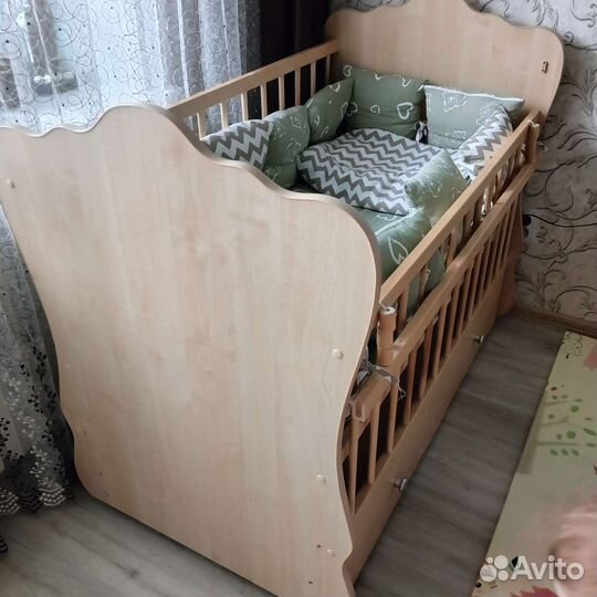 Кроватка детская с маятником
