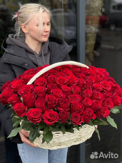 101 роза в корзине