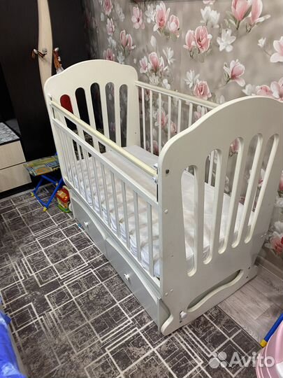 Детская кроватка с маятником и ящиком