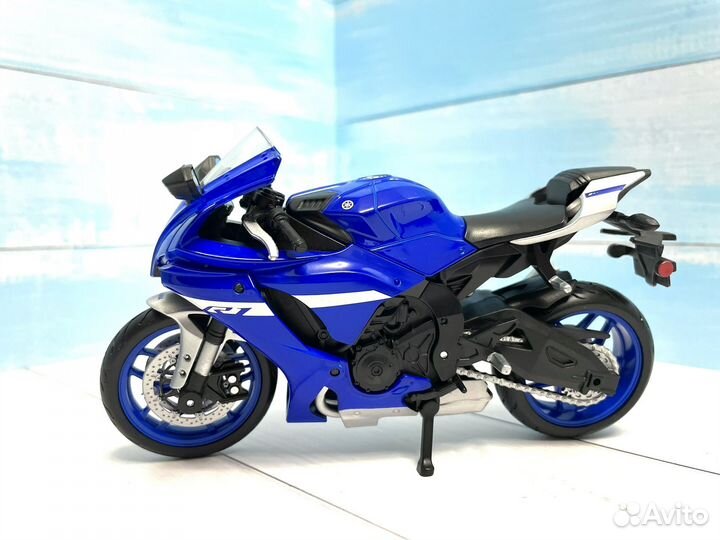 Модель мотоцикла Yamaha YZF R1 1:12