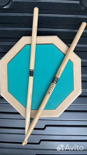 Тренировочный пэд и барабанные палочки