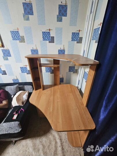 Компьютерный стол и кресло