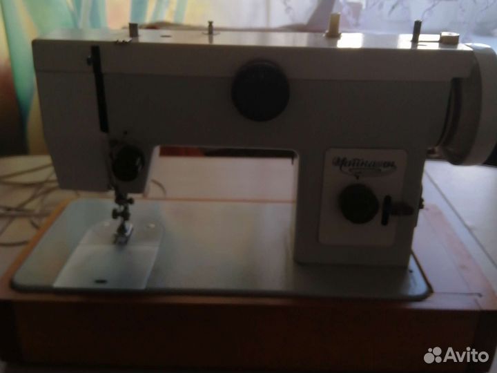 Электрическая швейная машинка 