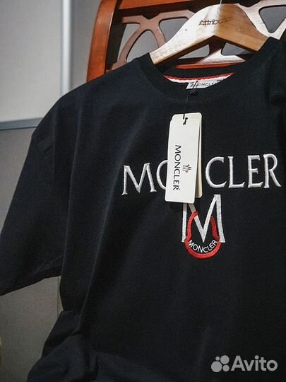 Стильно с Moncler: футболка на каждый день