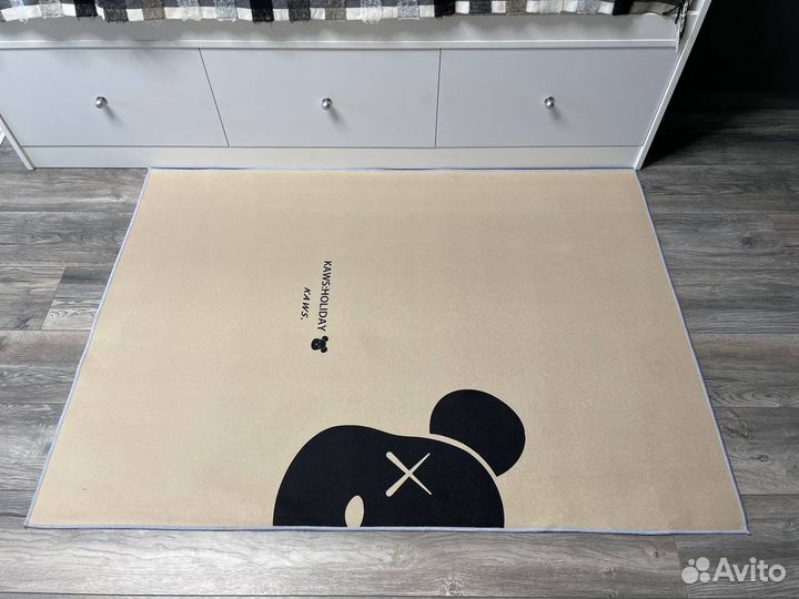Развивающий коврик kaws holiday