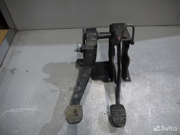 Педали сцепления и тормоза Nissan Almera (2013-201