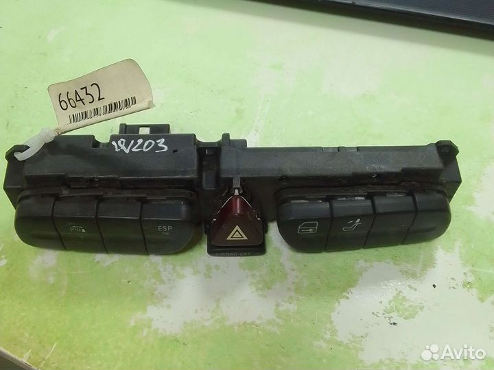 Кнопка аварийной сигнализации Mercedes-Benz C-Clas