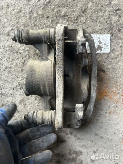 Суппорт передний правый corolla 2