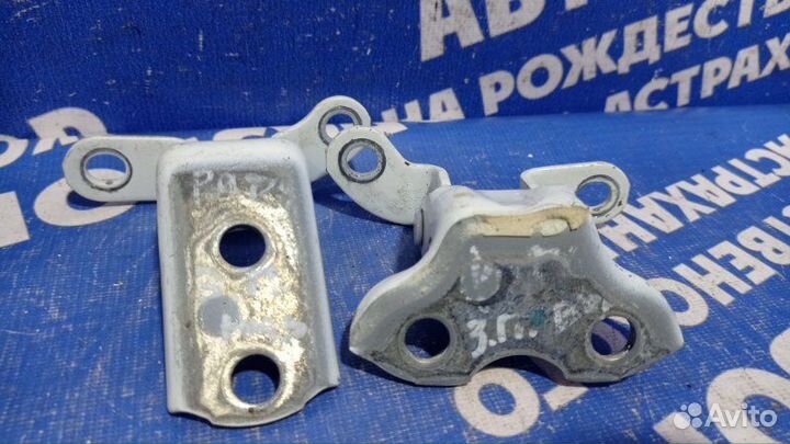 Петля двери Toyota Rav4 кроссовер 2010