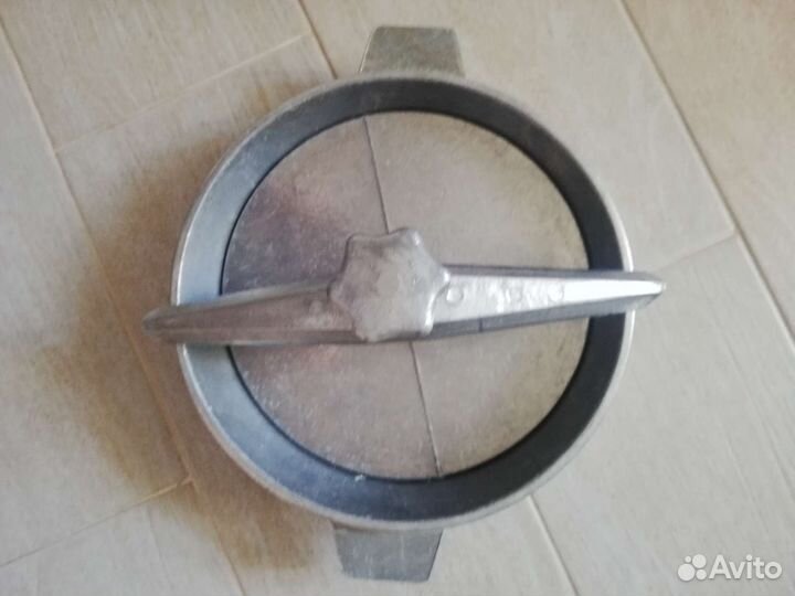 Чугунная сковорода с прессом для приготовления