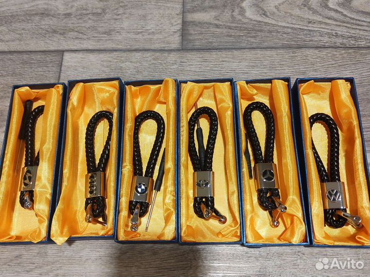 Брелок для ключей,коврик,заглушки(авто)