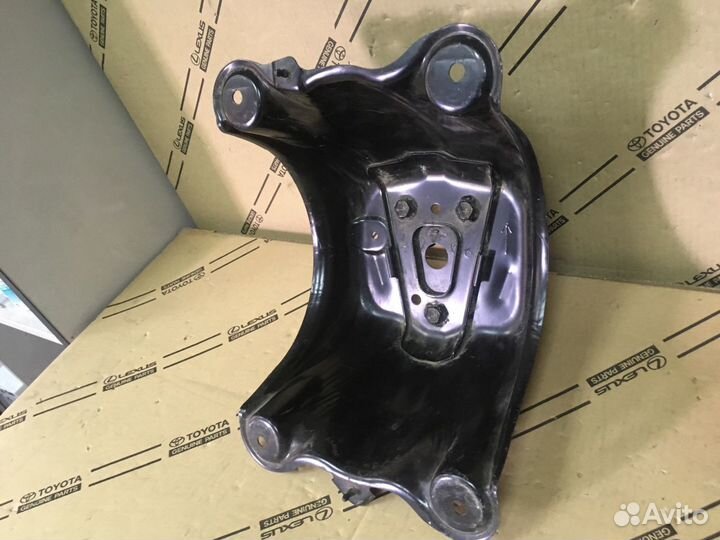 Toyota RAV4 кронштейн запасного колеса с 2006-12 г