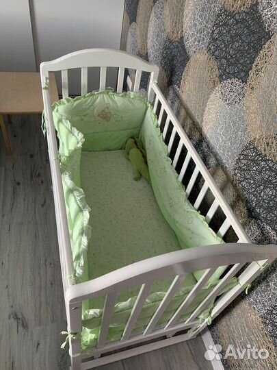 Детская кроватка с маятником и ящиком