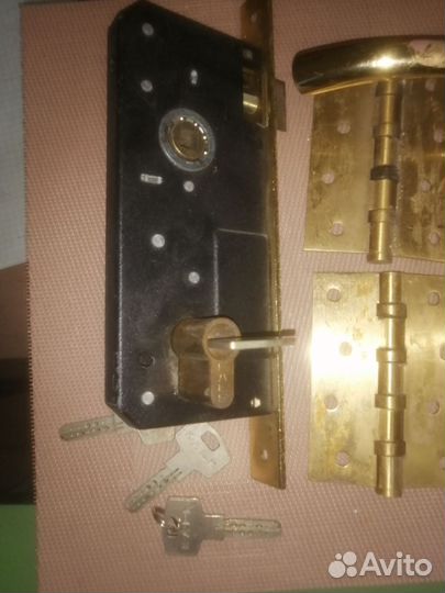 Дверная ручка с замком