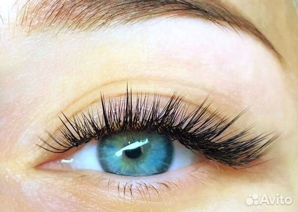 Модель на наращивание ресниц, модных трендов